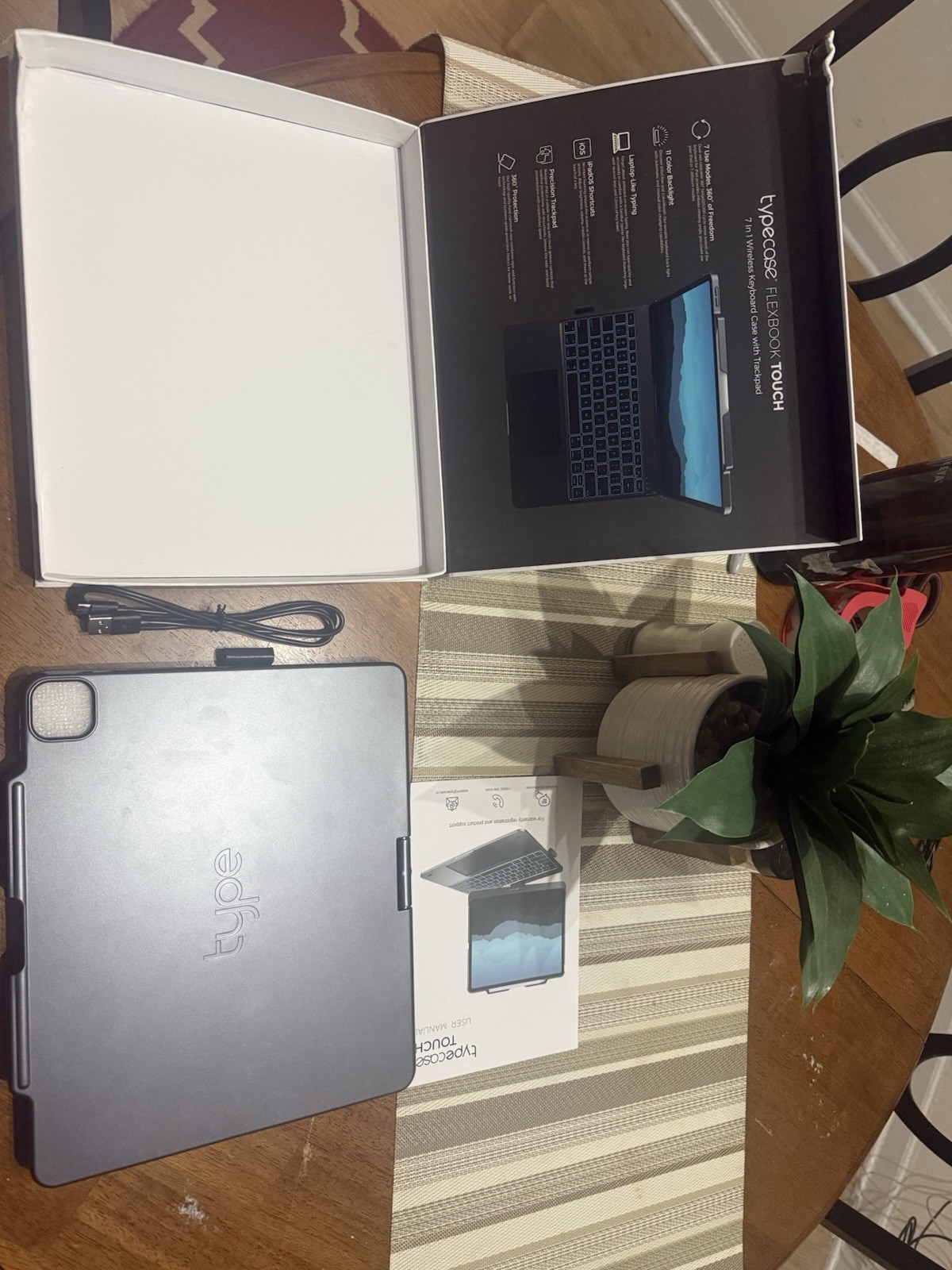 Keyboard/Trackpad/Case for iPad Pro 13" - M4 2024, Photo Shows Compatibles - Image 4